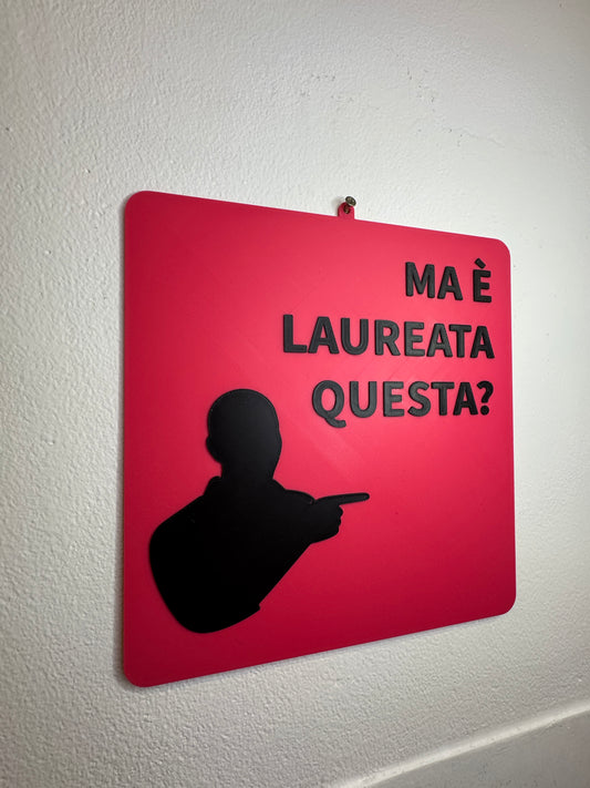 Targhetta 3D "Ma è laureata questa?" | Idea Regalo Laurea