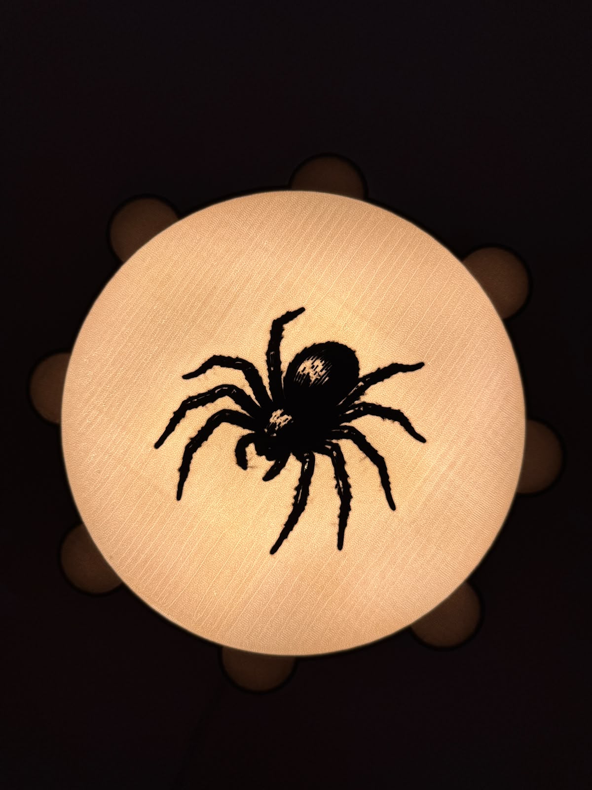Lampada 3D Tamburello Salentino LED accesa, complemento d'arredo ispirato alla tradizione del Salento