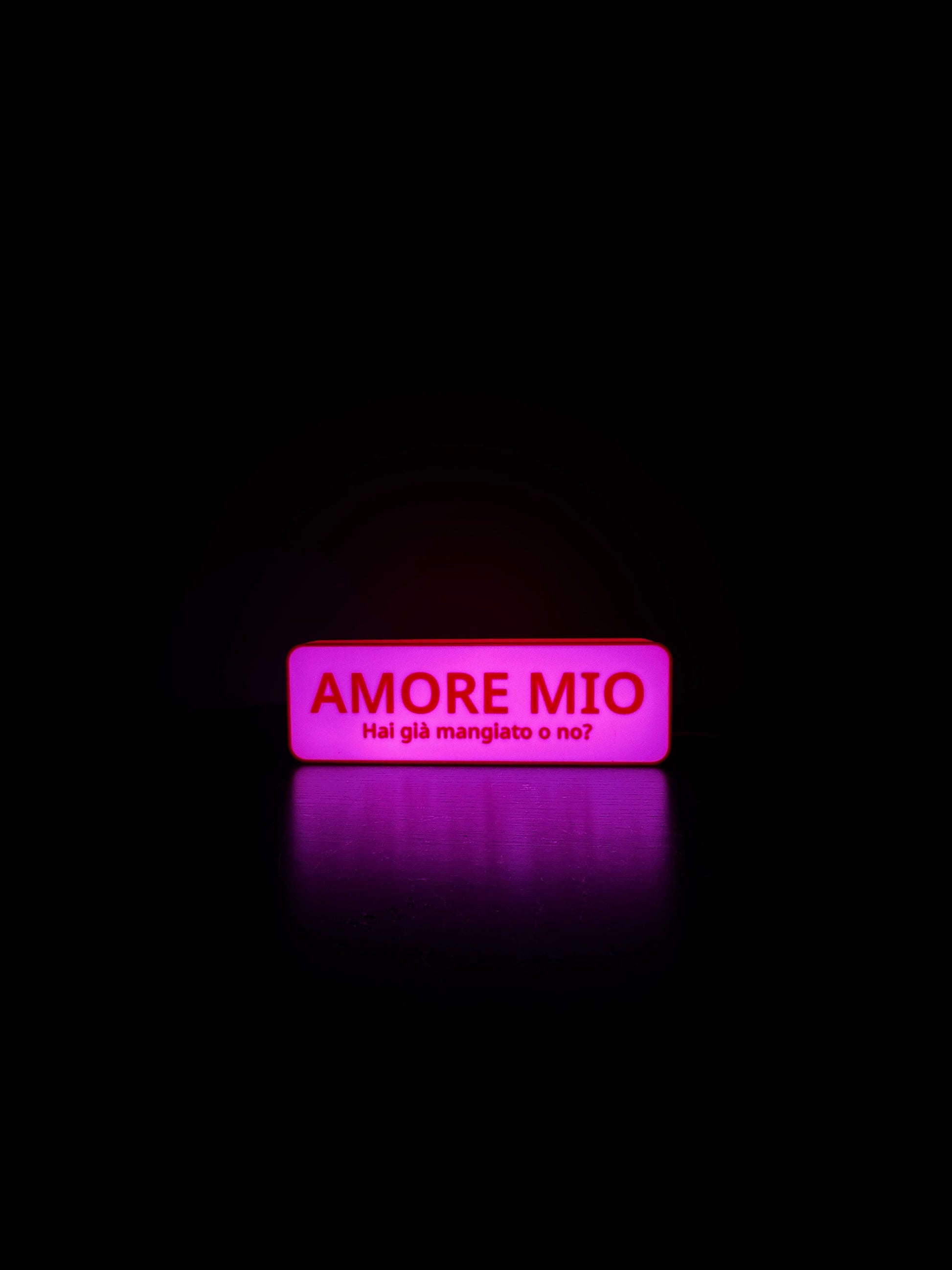 Lightbox 3D “Amore Mio, hai già mangiato o no?” accesa, lampada LED con NFC, perfetta per arredamento moderno e regali originali.