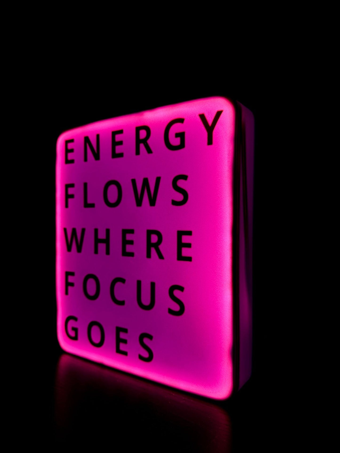 Vista laterale della lightbox 3D “Energy Flows Where Focus Goes”, lampada LED artigianale.