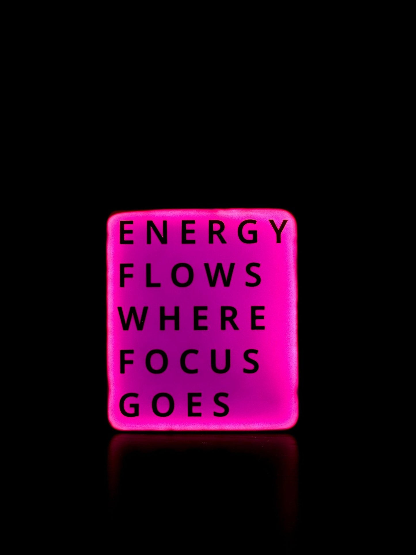 Lightbox 3D “Energy Flows Where Focus Goes” accesa, lampada LED artigianale, ideale per arredamento moderno e ufficio.