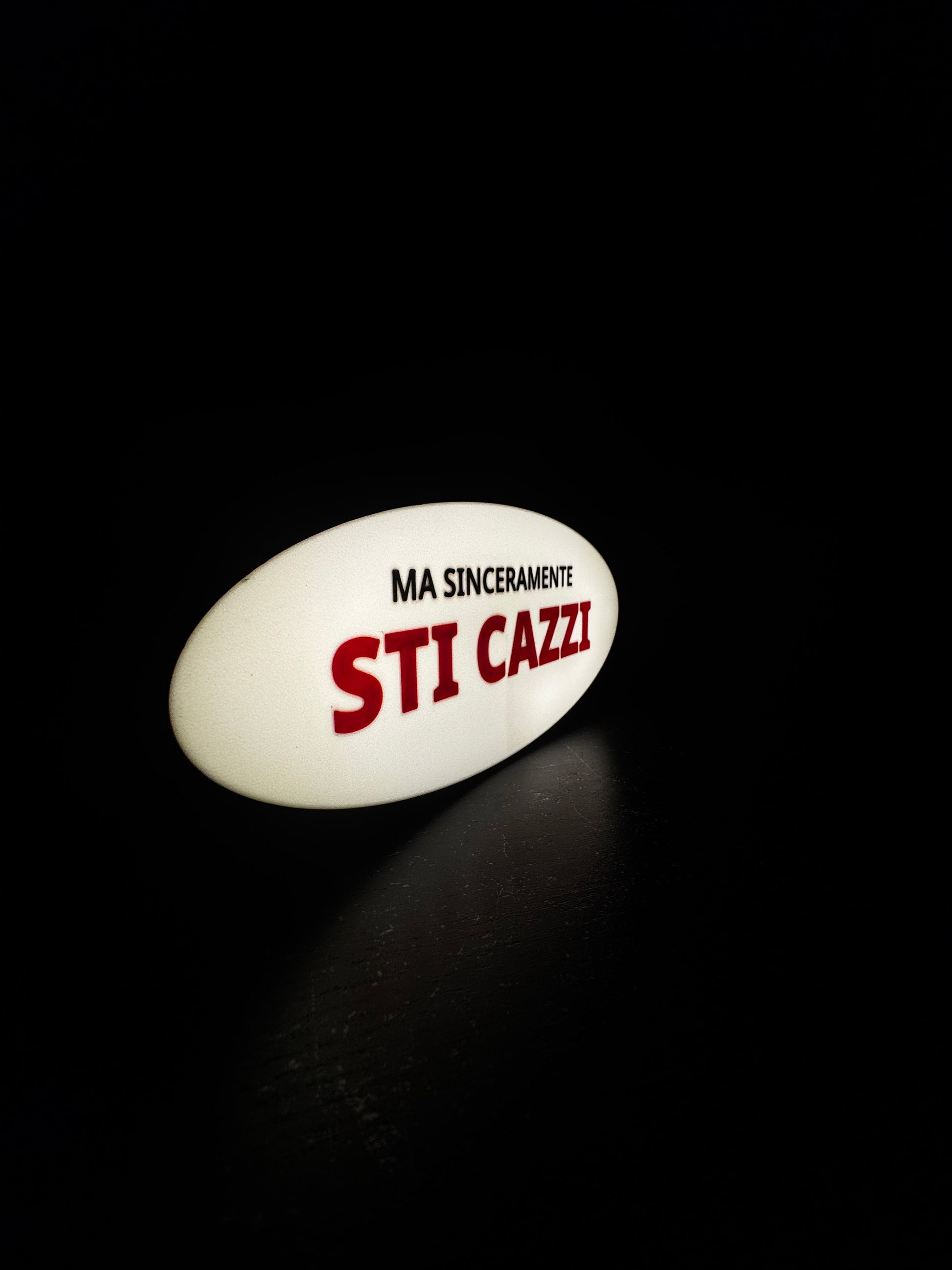 Vista laterale della lightbox 3D “Ma sinceramente sti cazzi”, lampada LED divertente e unica