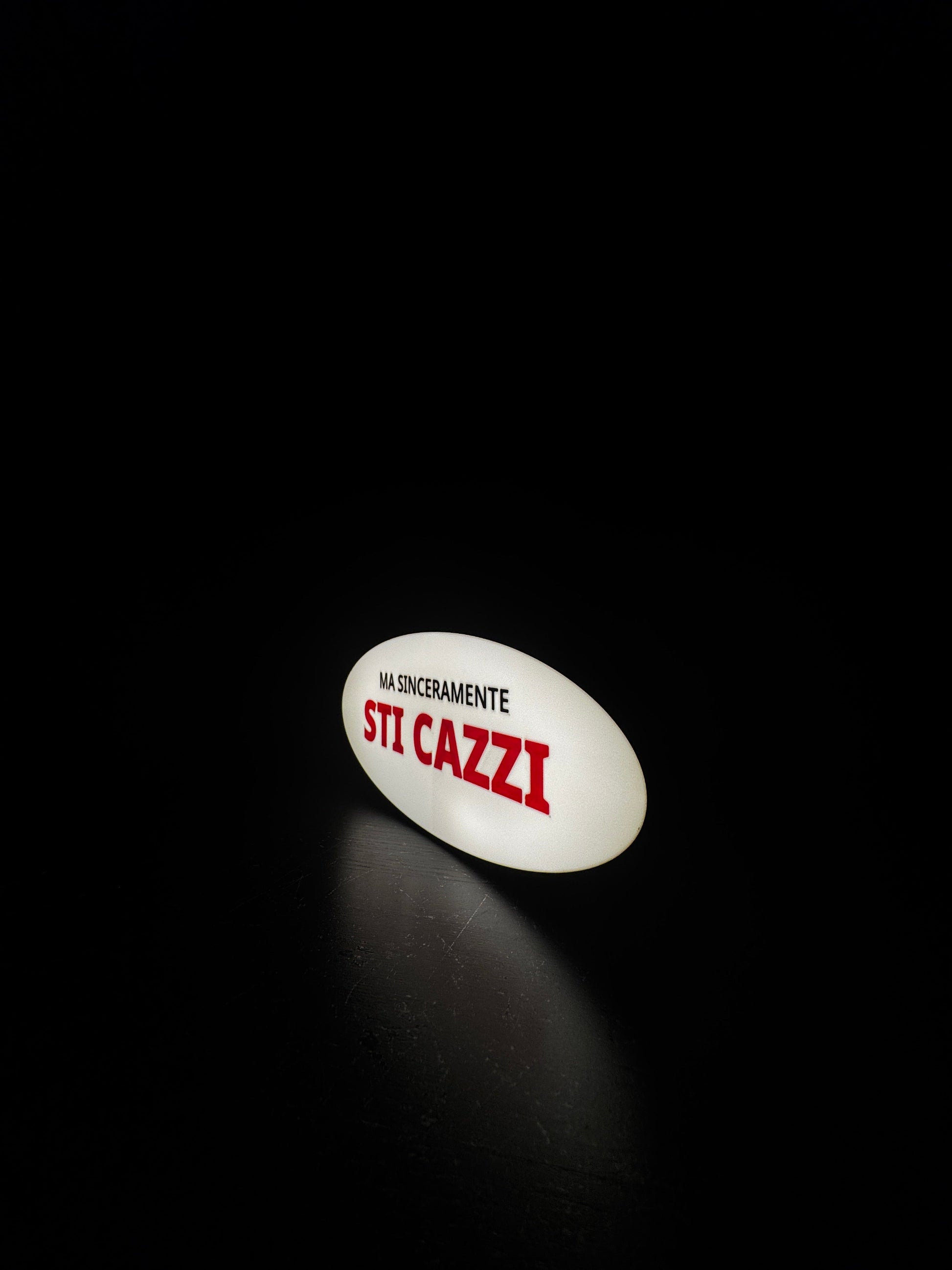 Vista laterale della lightbox 3D “Ma sinceramente sti cazzi”, lampada LED divertente e unica.