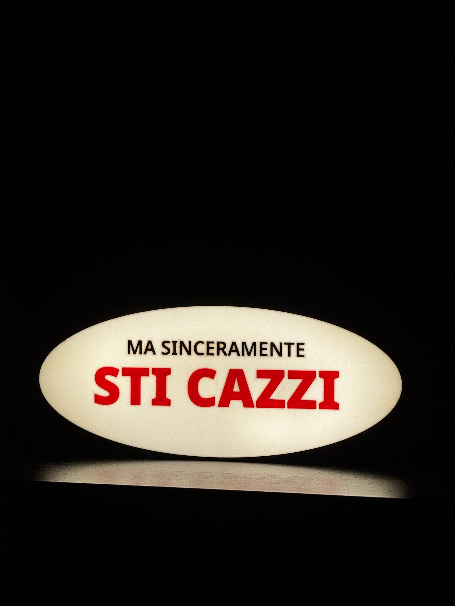 Lightbox 3D “Ma sinceramente sti cazzi” accesa, lampada LED divertente, ideale come regalo o decorazione originale.