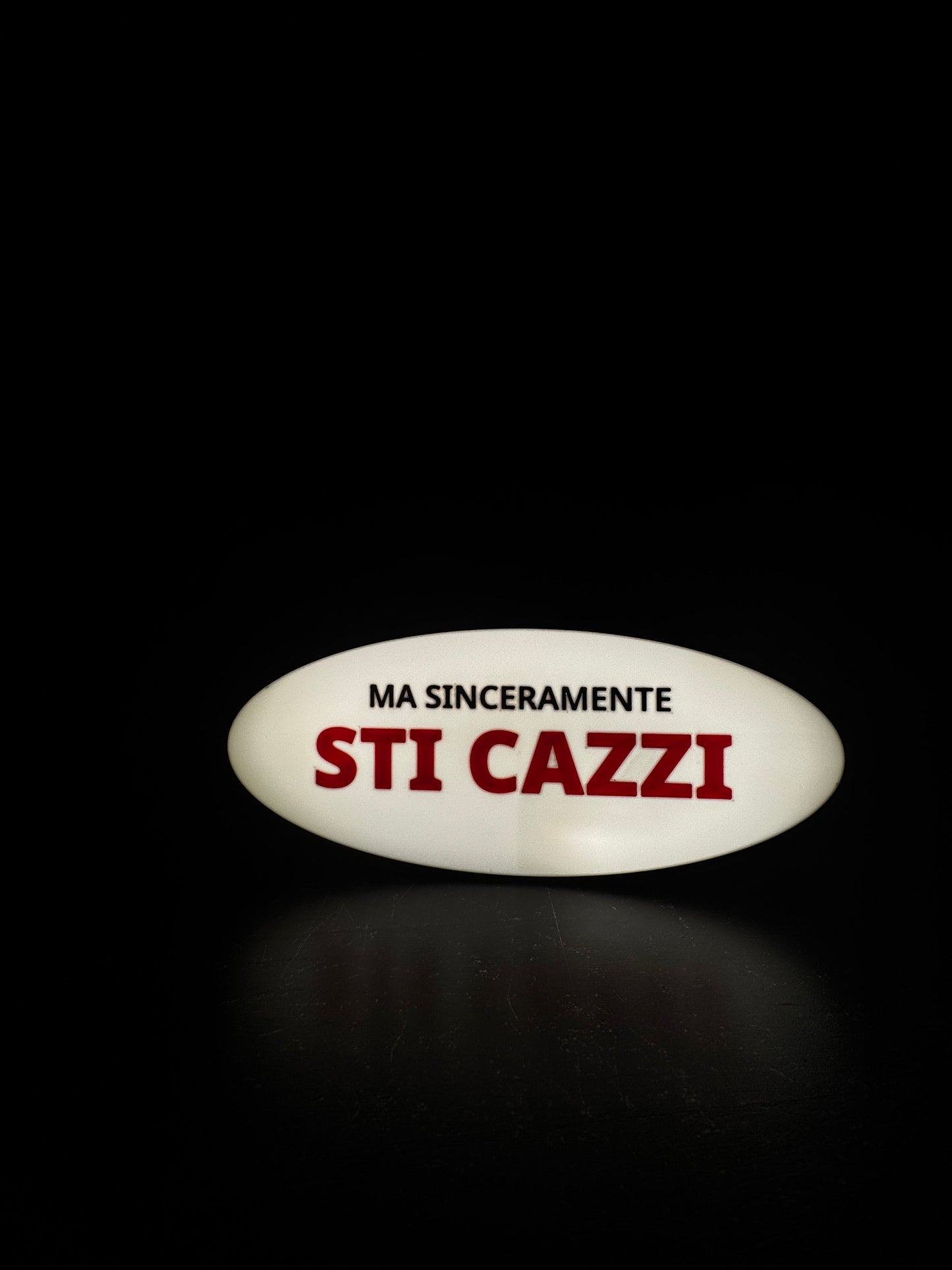 Lightbox “Ma sinceramente sti cazzi” utilizzata come decorazione luminosa per casa o ufficio.